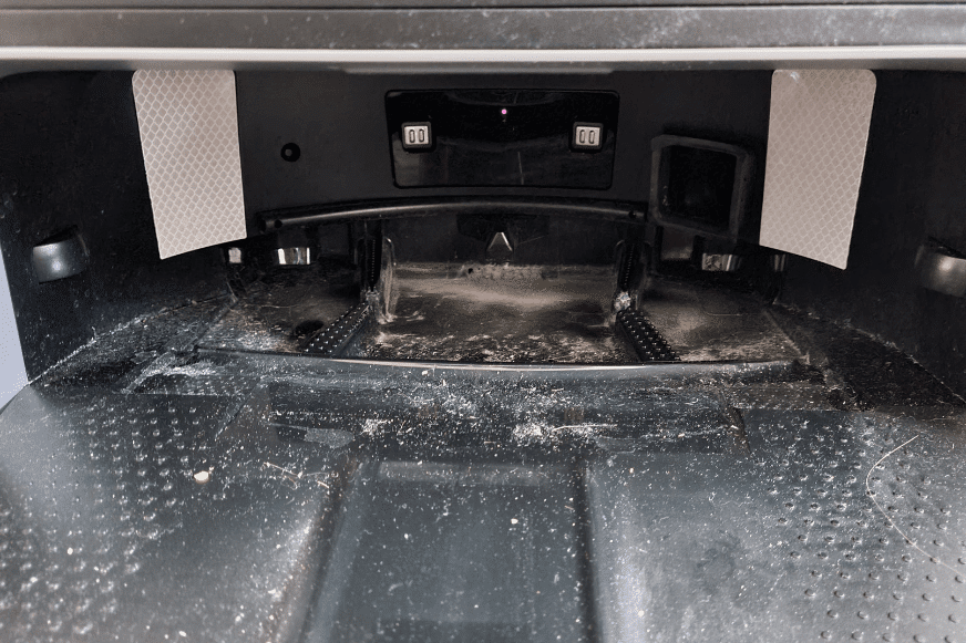 Die dreckige Wischwanne der Ecovacs Deebot X1 OMNI Station ist zu sehen